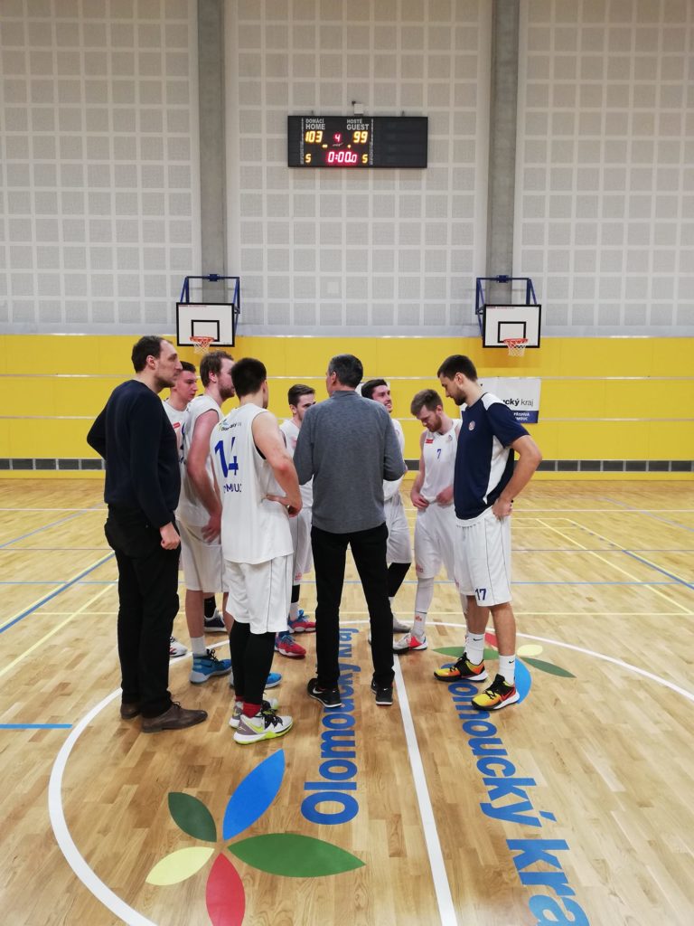 Olomoucký trenér Pekárek diskutuje se svými hráči po zápase s Pískem