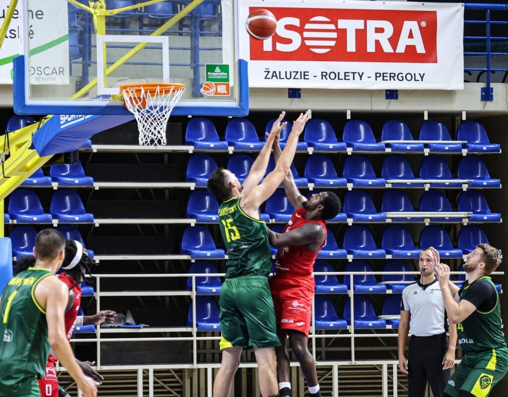 Rozehrávač Olomoucka Wright najíždí do koše proti pivotovi Bojanovskému z Levic v přípravném utkání
Foto: BK Olomoucko