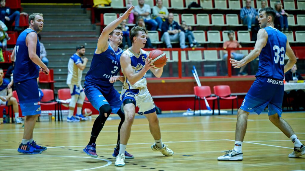 Nejlepší střelec Chomutova Vojtěch Čermák v obležení sokolích obránců
Foto: Marek Gaier