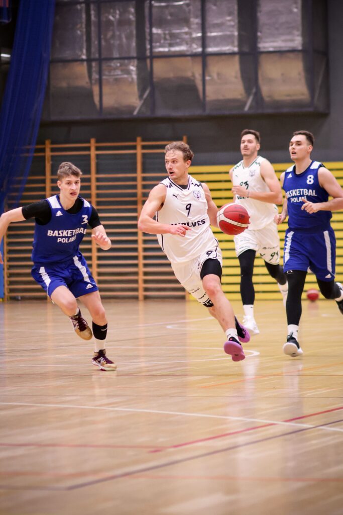 Pavel Černý zakládá útok Radotína
Foto: BK Wolves Radotín