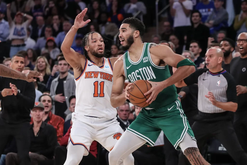 Jayson Tatum v souboji s Jalenem Brunsonem. Zdroj:Imagn