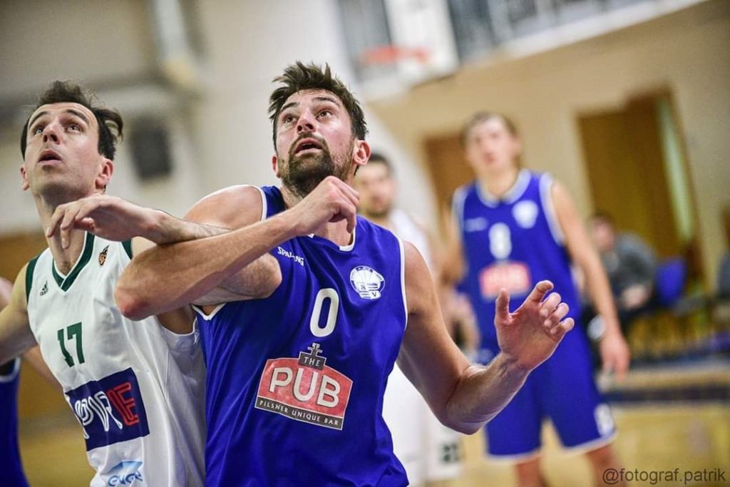 Jaroslav Tyrna (vpravo) z Vyšehradu bráněný košířským Zavadilem