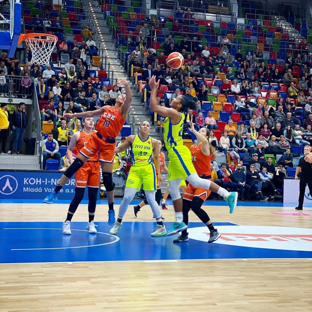 Hráčky USK útočí na koš tureckého Cukurova Basketbol.
