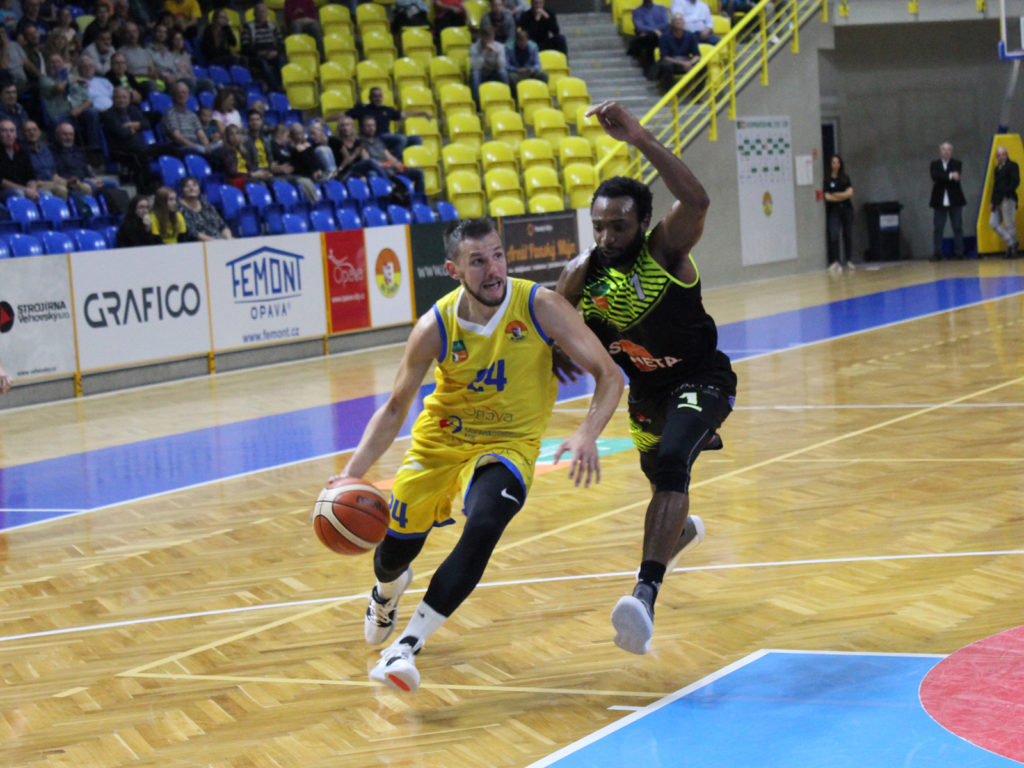 Jakub Šiřina proniká ke koši kolem ústeckého Browna