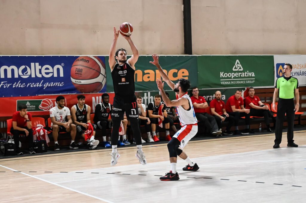 Jaromír Bohačík zakončuje v utkání proti pražské Slavii