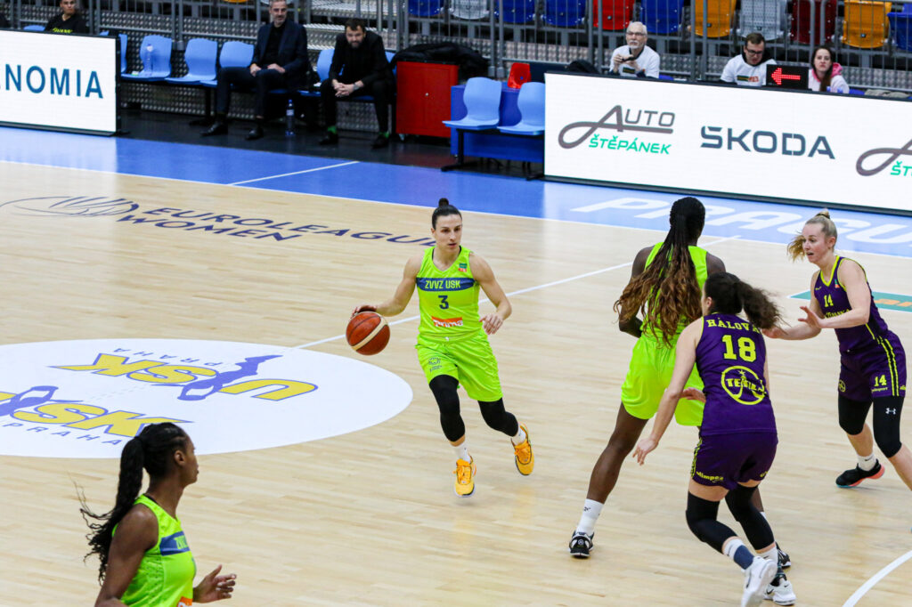 Eliška Hálová ze Slovanky (číslo 18 v modrém dresu) brání Teju Oblakovou z USK Praha