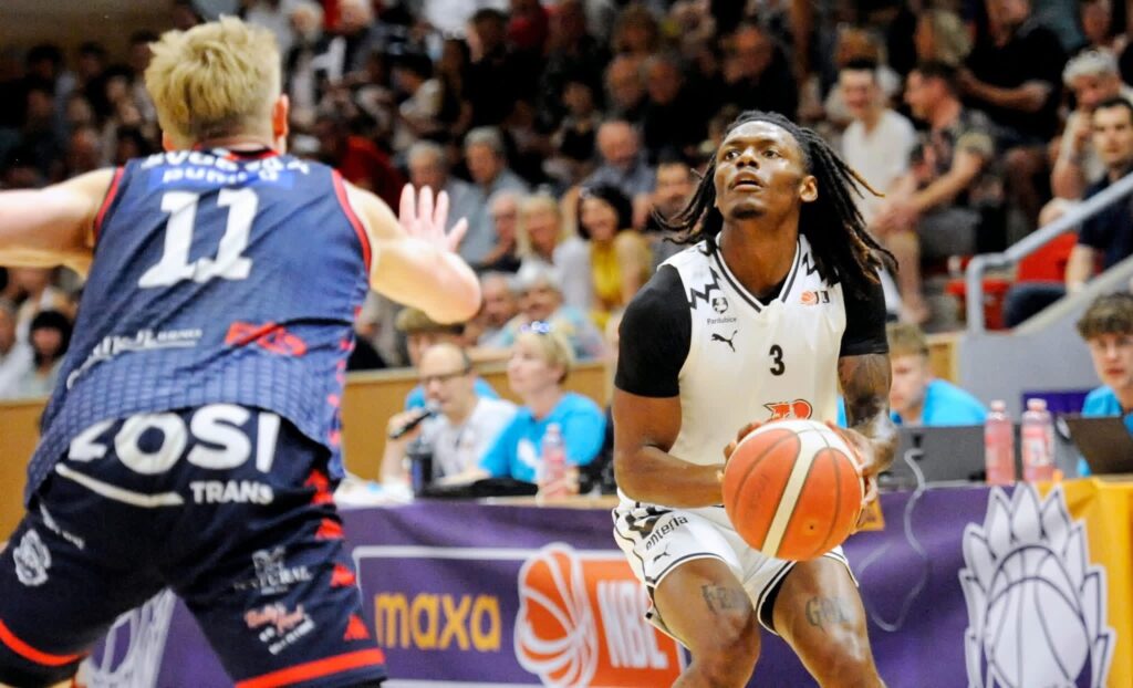 Famózní výkon předvedl v šestém semifinále guard Beksy Robert Bonham 
Foto: Milan Křiček