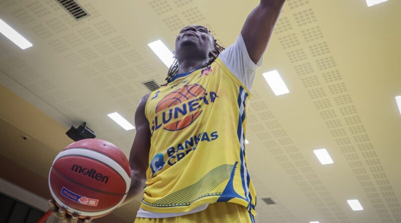 McGhee top skórerem, Screen rebounderem a Autrey trojkobijcem